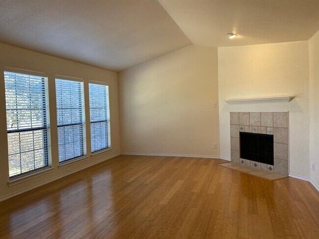 Building Photo - 3101 Townbluff Dr