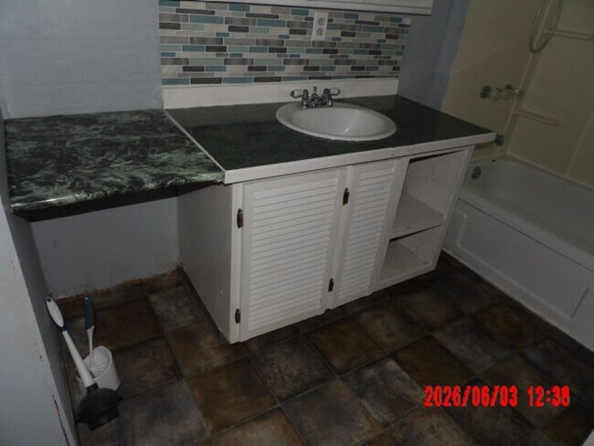 Building Photo - 3 bedroom house