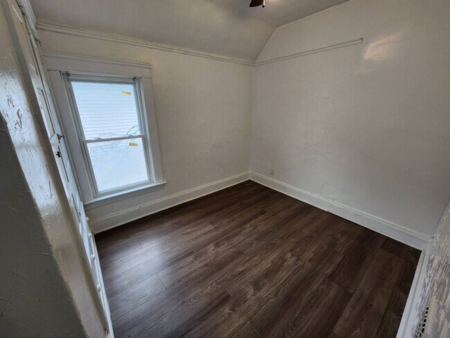 Building Photo - Charming 3-Bedroom Property in Prime Location