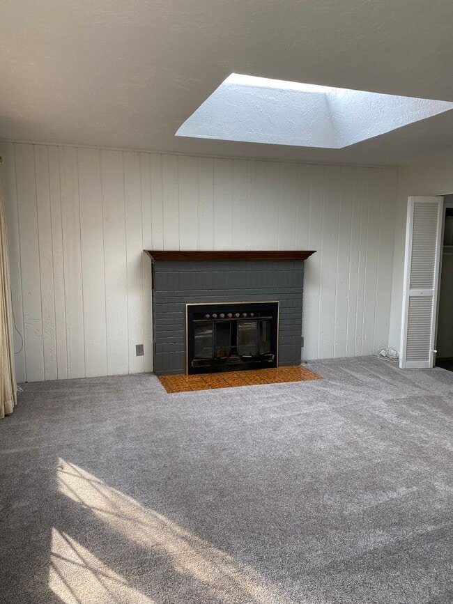Building Photo - 3 bed House with bonus room available. Pet...
