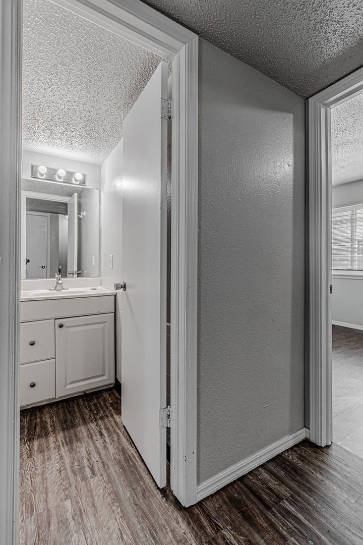 Building Photo - 1402 Bill Carrol Dr