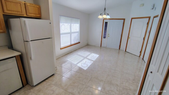 Building Photo - 812 S Varr Ave