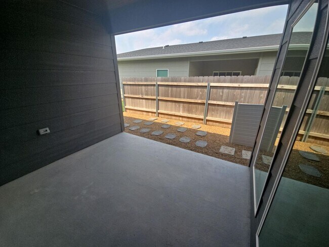 Building Photo - 2143/45 S Thatcher Cir