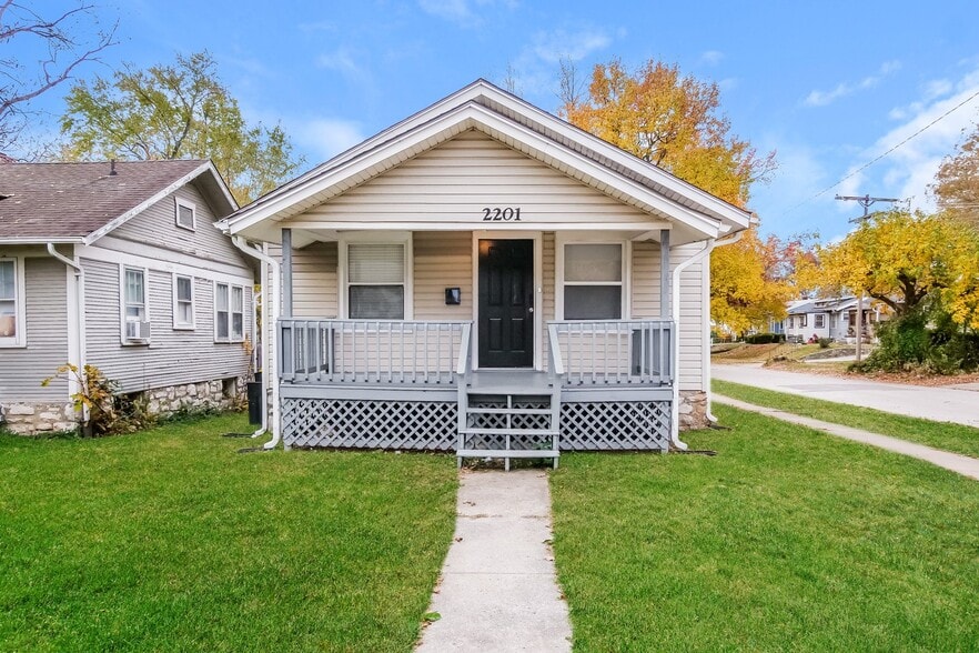 Building Photo - 2201 E 59th St