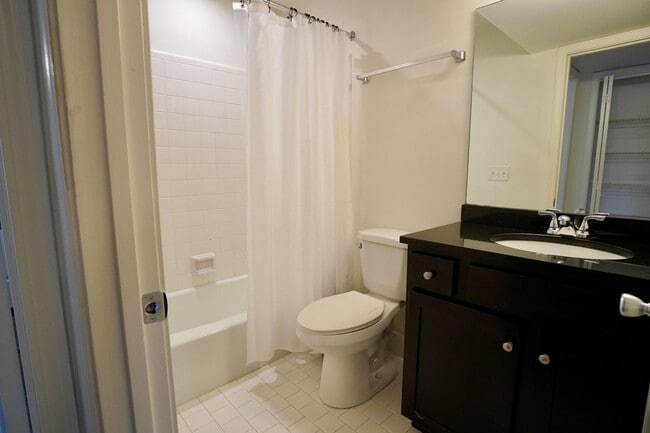 Building Photo - 2 Bed 2 Bath in Desirable Green Hills!