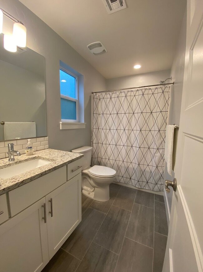 Building Photo - Great Location in Hood River Spacious 5-Bedroom Home with Private Bathrooms & Spacious Open Layout