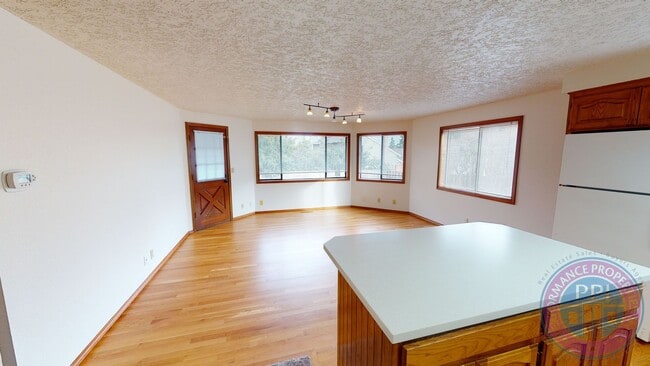 Building Photo - Summerlake Park - Prime Tigard Location, S...