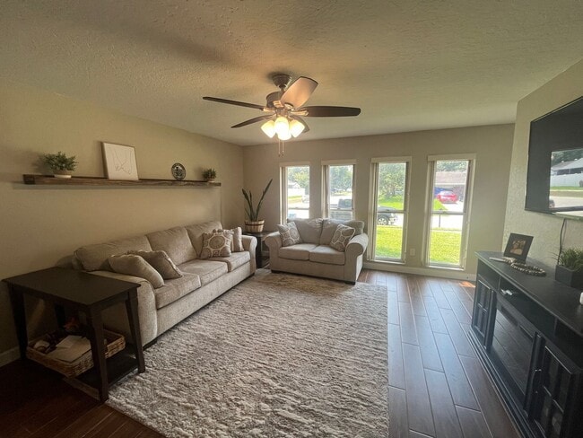 Building Photo - 5119 Ferncrest Dr