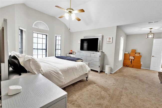 Building Photo - 25823 Lake Lawn Dr