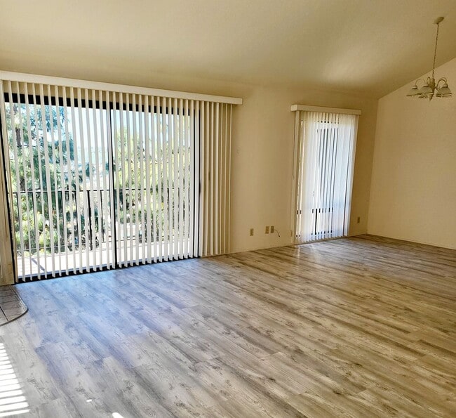 Building Photo - View 2bed 2.5bath, 3 Balconies, 2 Car Garage, pool in Tierrasanta!