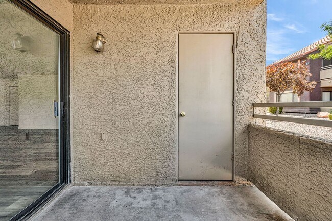 Building Photo - SW!! 2 Bedroom Condo!! 1st Floor!! Newly r...