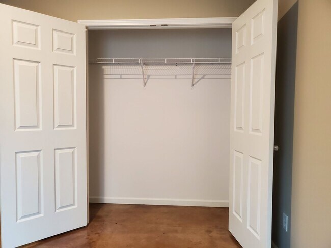 Building Photo - 2 Bedroom, 1 Bath Apartment