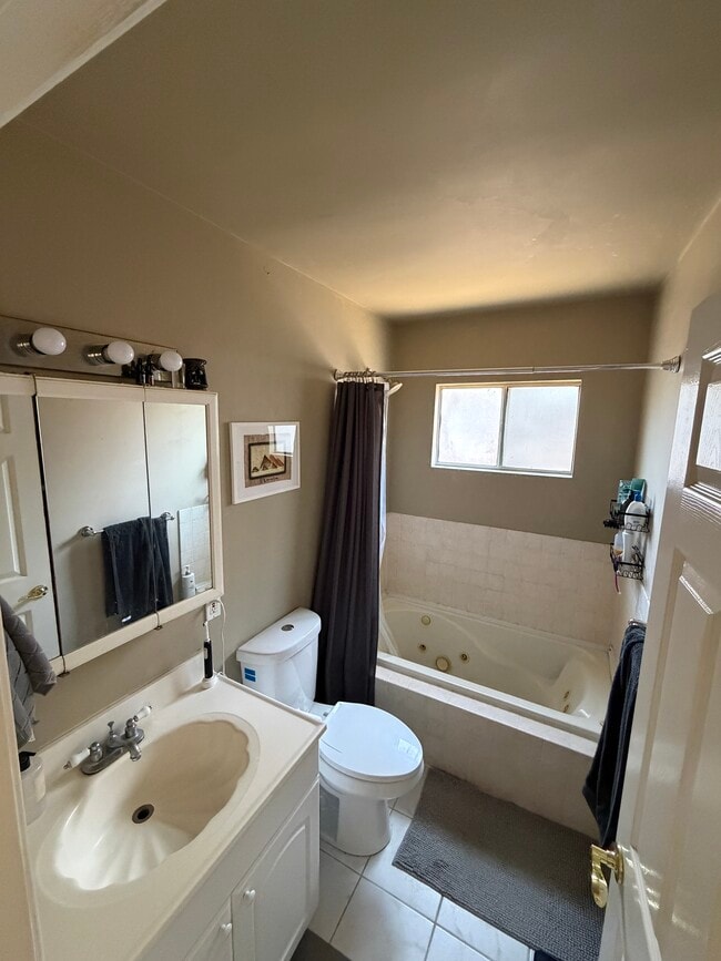 Master bathroom w/jacuzzi tub - 3283 Kelton Ave
