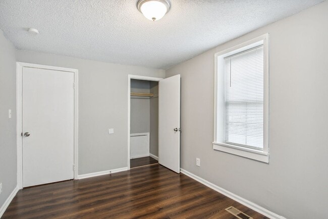 Building Photo - Large Near Downtown 3BR/1BA House For Rent
