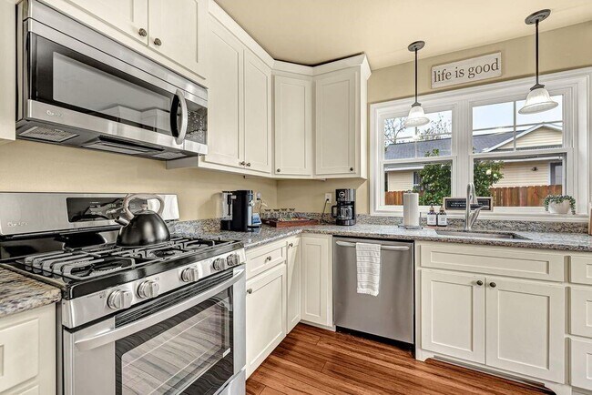 Building Photo - 983 N Main St