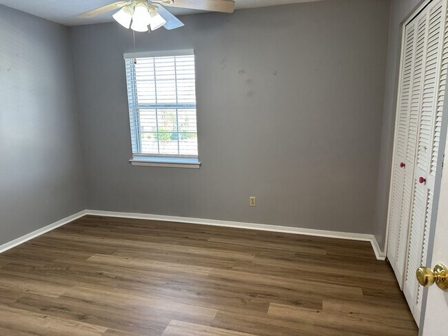 Building Photo - 11 Knollwood Cir