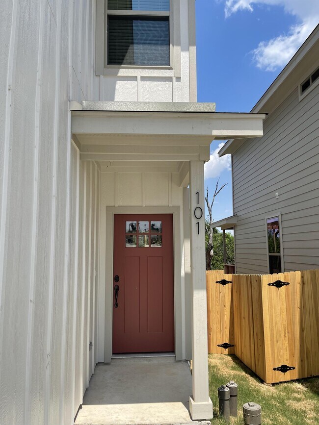 Building Photo - 2202 Sandlewood Cv