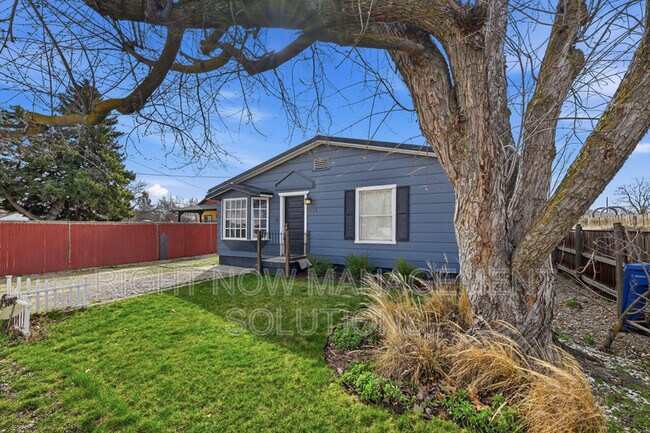 Building Photo - 415 W Linden St