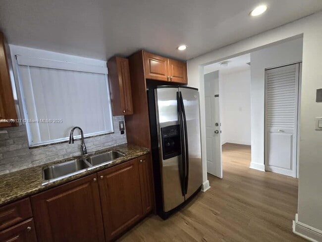 Building Photo - 9351 Fontainebleau Blvd