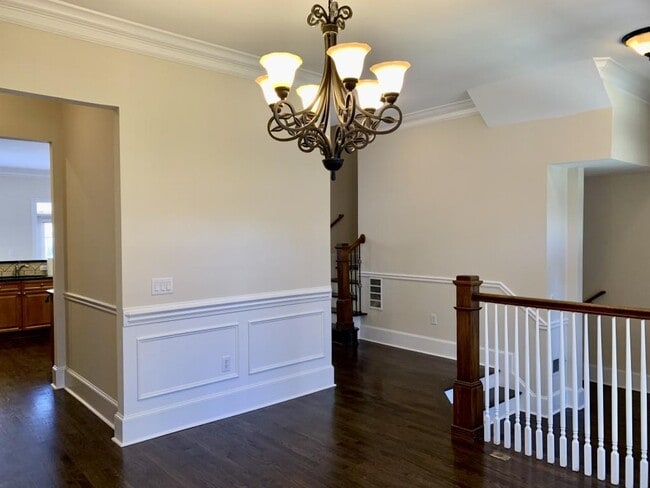 Building Photo - 5460 Glenridge View NE