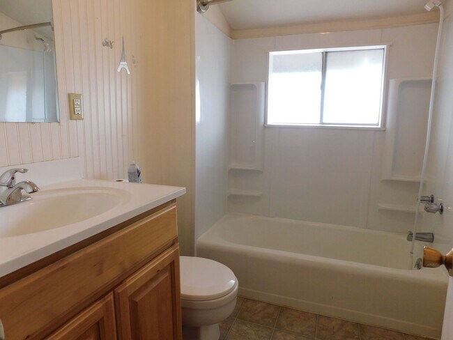 Building Photo - Country Living in Fruita