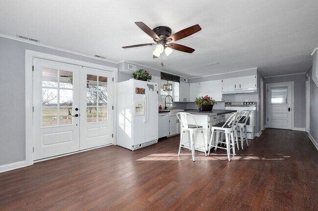 Building Photo - Charming Country Home — 4 Bed | 1 Bath | 1,500 Sq Ft