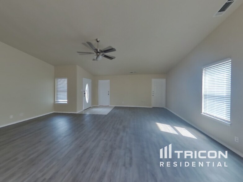 Building Photo - 901 Loganwood Dr