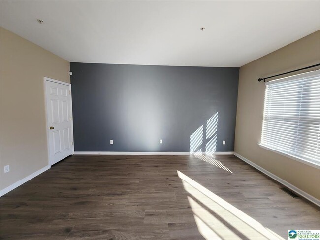 Building Photo - 972 King Way