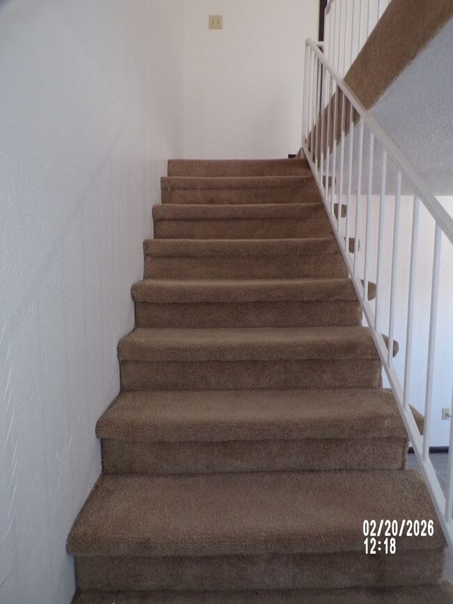 Building Photo - 2 STORY TOWNHOUSE , CLOSE TO SHOPPING AND RESTAURANTS