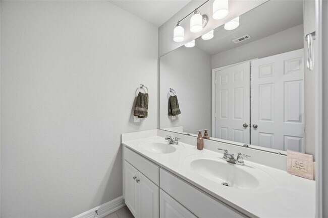 Building Photo - 2940 Golden Dust Dr