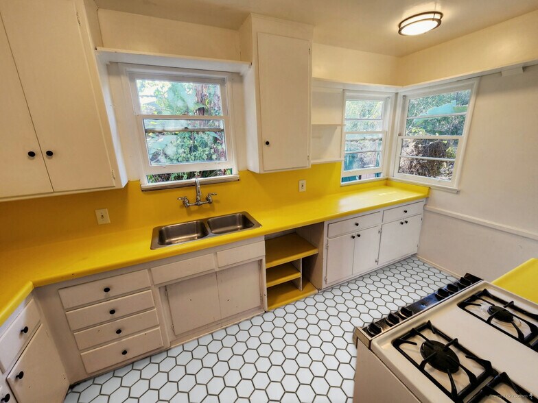 Building Photo - 12914 Rose Ave