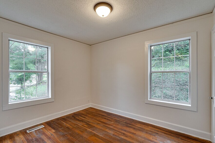 Building Photo - 203 N Seminole Dr