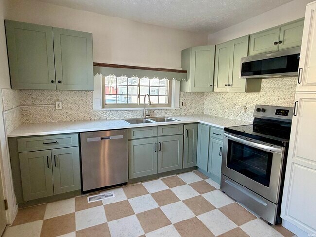 Building Photo - 921 S Washington St