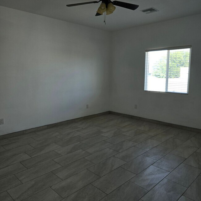 Building Photo - Fresh and Open Floor Plan!