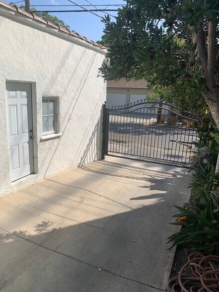 Building Photo - 802 N Sweetzer Ave