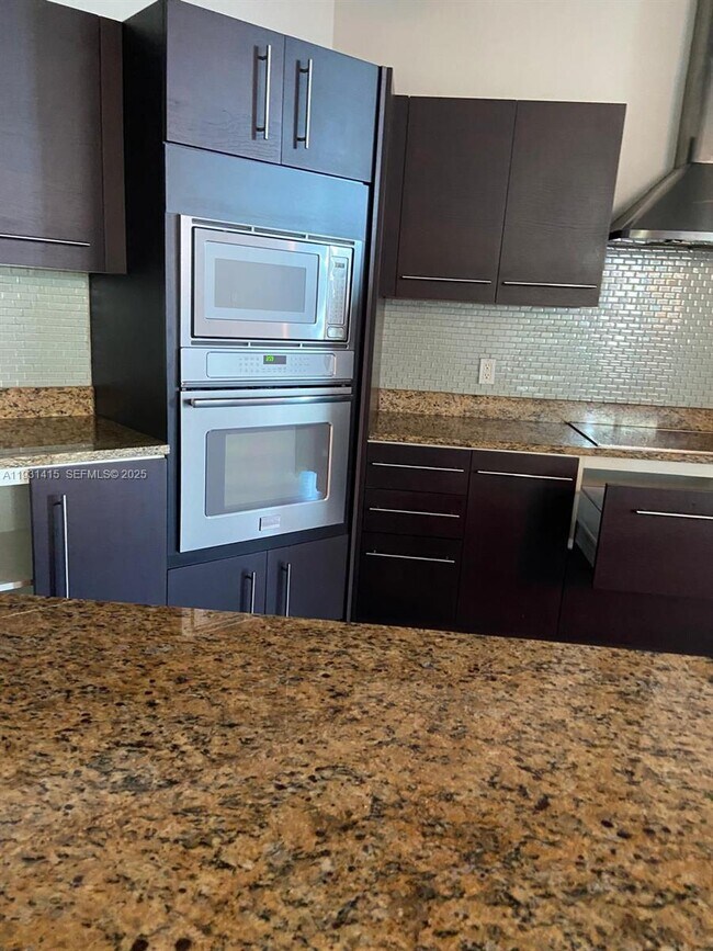 Building Photo - 700 NE 25th St