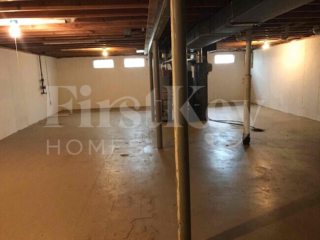 Building Photo - 1983 Greenheath Dr