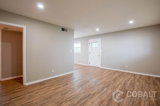 Building Photo - 886 St Charles Ave NE