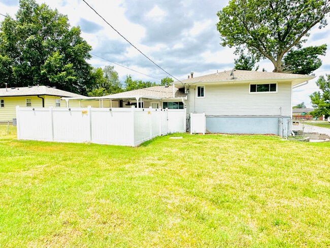 Building Photo - For Lease: Split-Level Ranch Home (4-Beds/2-Baths)