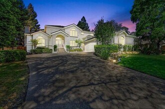 Building Photo - Luxury 4BR Home with Pool & Outdoor Kitche...