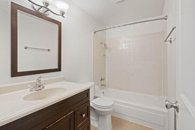 Building Photo - Well-maintained 2-bdrm/1-bath unit in tri-plex—On-site laundry, off-street parking, storage
