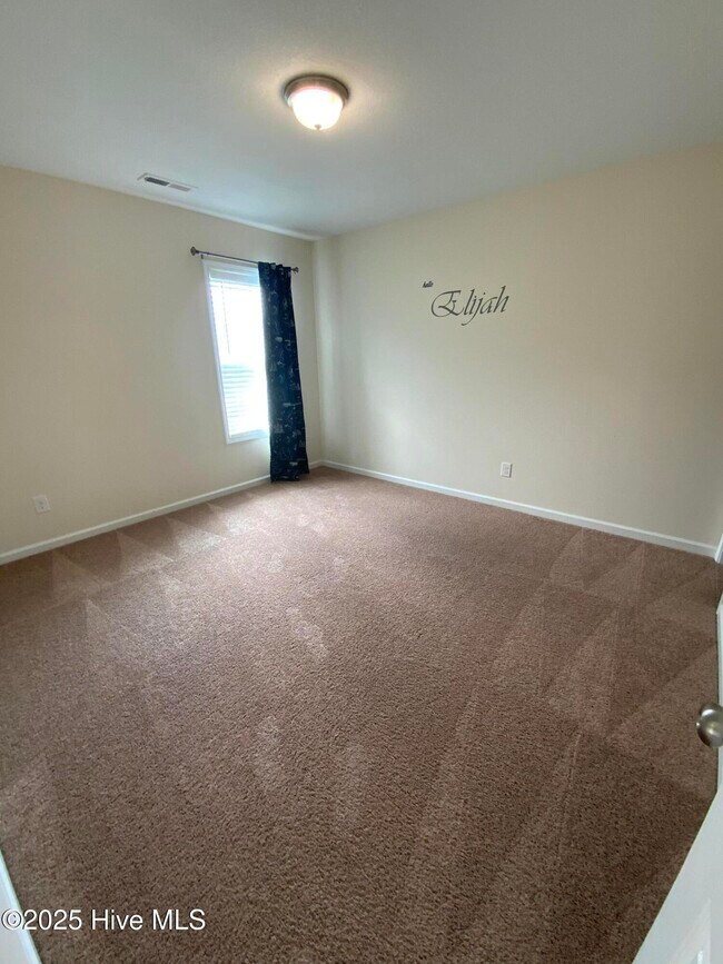 Building Photo - 909 Roswell Ln