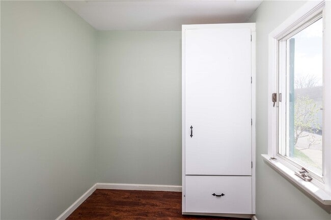 Building Photo - 1253 Fairport Rd