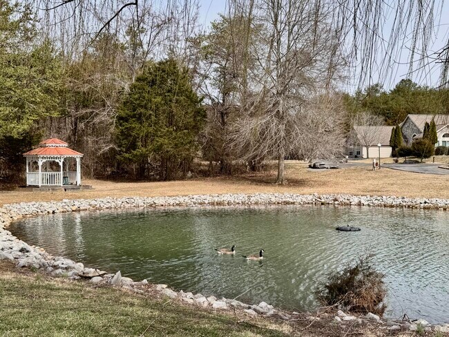 Building Photo - 433 Deer Lake Pl