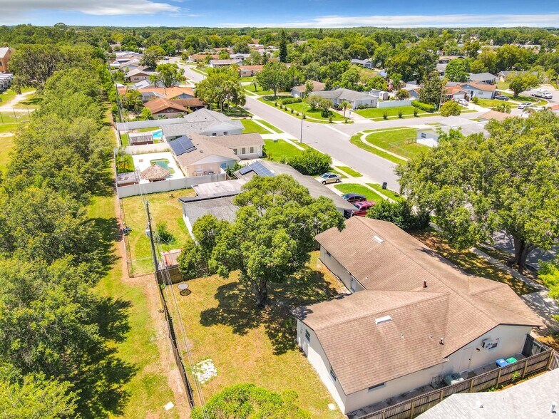 Building Photo - 877 Park Manor Dr