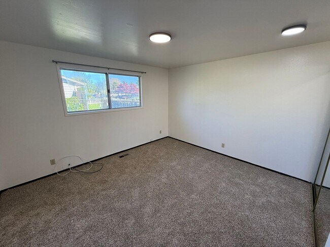 Building Photo - 1488 Palace Dr NE