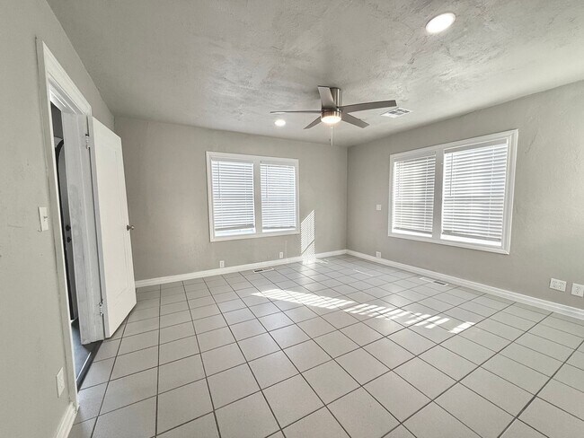 Building Photo - Large 4BD 2BA Home w/ Bonus Room close to Oklahoma City University!!