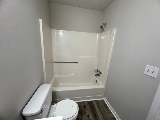 Building Photo - Freshly renovated 2BR 2.5BA Townhome