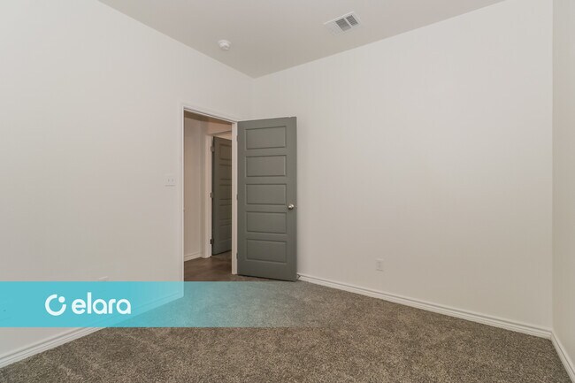 Building Photo - 2219 HORNBEAM ST