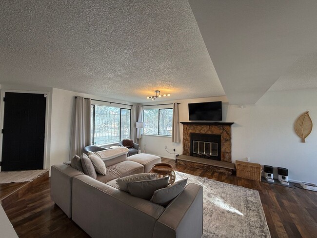 Building Photo - Welcome home to this beautifully updated townhome in the highly desirable Chesapeake Bay community!